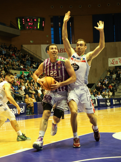 Sergio de la Fuente en una acción del partido ante el Obradoiro.