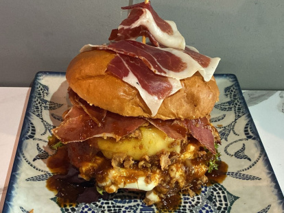 Imagen de la hamburguesa participante Deseada al Jack Daniels, de Nautiva, en el paseo Zorrilla.