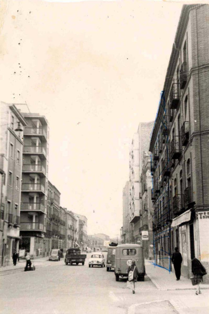 Vista de la calle Labradores hacia la calle Estación. Aparece resaltado el edificio objeto del expediente, que hace esquina con la actual calle Nicolás Salmerón
