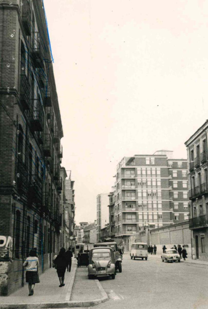 Vista de la calle Labradores hacia la calle Estación. Aparece resaltado el edificio objeto del expediente, que hace esquina con la actual calle Nicolás Salmerón