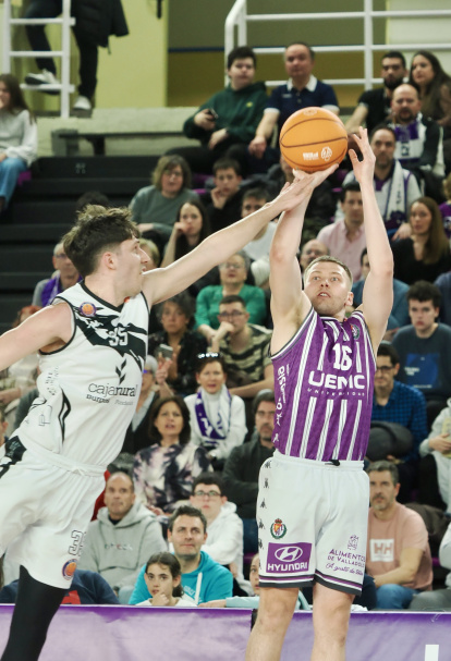 Demers lanza uno de sus nueve triples, con cinco aciertos.