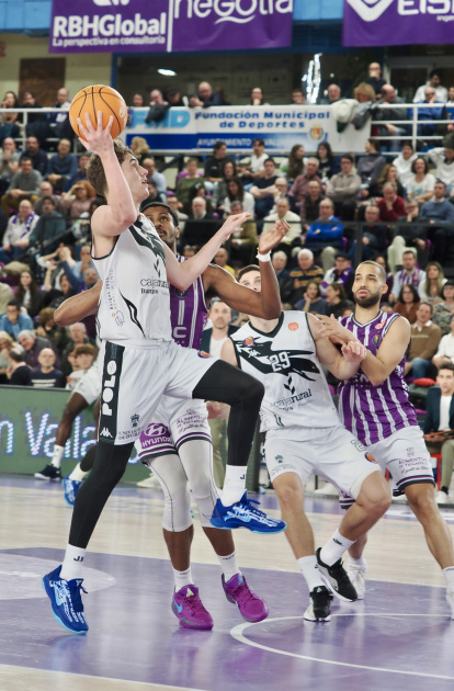 Una acción del partido entre el UEMC Real Valladolid Baloncesto-Tizona de Burgos.