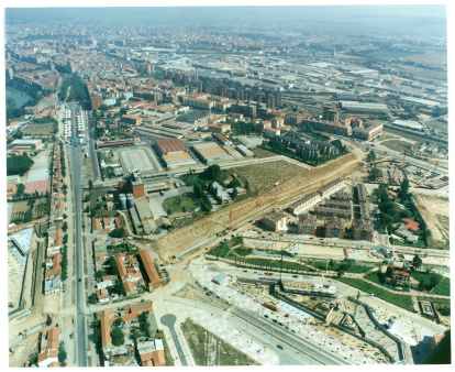 Barrio de La Rubia y Cañada de Puente Duero (actual prolongación del Paseo de Zorrilla) con la desaparecida fábrica de piensos CIA, el cuartel de la Rubia y un mercadillo. En el centro, trazado de la ronda Interior Sur (avenida de Zamora) y viviendas en construcción en Parque Alameda (puede verse la Casa Luelmo). Arriba, carretera de Rueda, vía del ferrocarril y polígono Argales. Imagen de 1997.