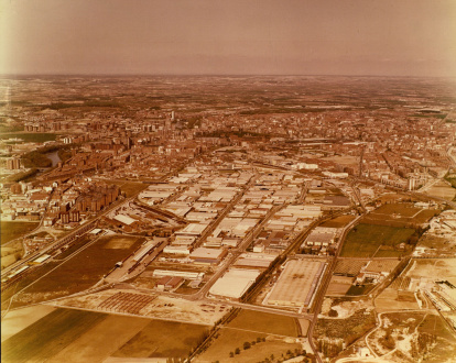 Polígono Argales con el barrio de La Rubia a su izquierda y un poco más arriba, La Farola y Cuatro de Marzo. A la derecha, Las Delicias. Al fondo, resto de la ciudad. Imagen de 1982.
