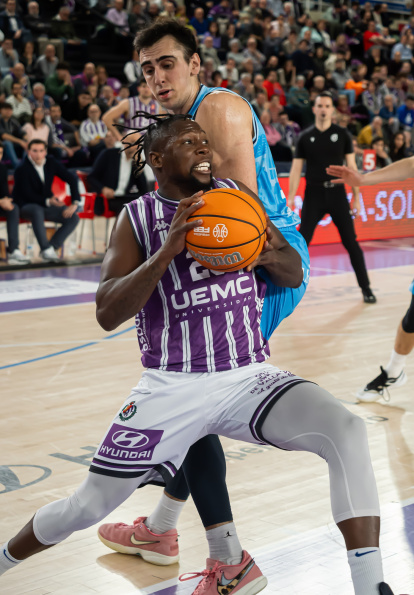 Samkelo Cele en su debut con la camiseta del UEMC Real Valladolid Baloncesto.
