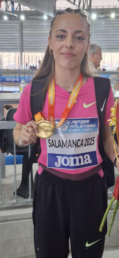 Claudia Gutiérrrez, con su presea de oro lograda en Salamanca.