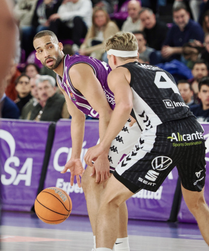 Mike Torres es defendido por Aris.