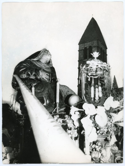 Paso de la Virgen de las Angustias en procesión con la torre de la iglesia de la Antigua al fondo, 1970.