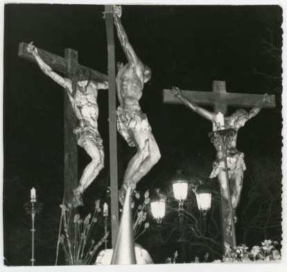 Paso de El señor entre los ladrones, en procesión general de la Sagrada Pasión del Redentor de Viernes Santo, 1970.