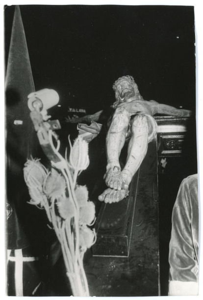 Cristo de la Agonía portado por los cofrades, durante la procesión de Vía Crucis el Miércoles Santo, 1970.