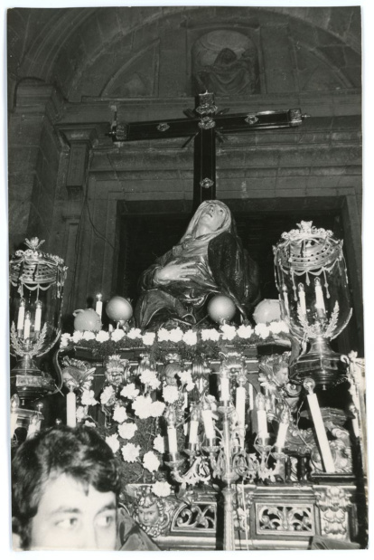Virgen de las Angustias saliendo de la iglesia en procesión, alrededor de 1970.