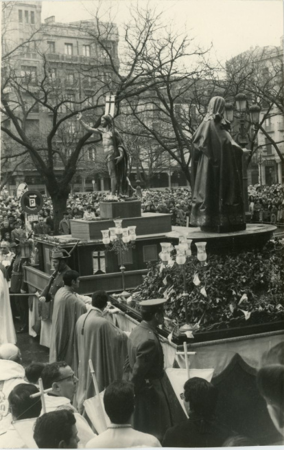 Procesión del Encuentro de Jesús Resucitado con la Virgen de la Alegría el Domingo de Resurrección, a su paso por la Plaza Mayor, alrededor de 1970.