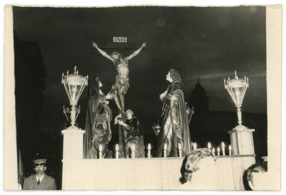 Paso del Monte Calvario durante la procesión de la Amargura de Cristo de Jueves Santo, 1960
