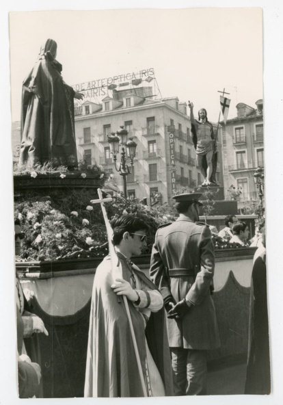 Procesión del Encuentro de Jesús Resucitado con la Virgen de la Alegría el Domingo de Resurrección, a su paso por la Plaza Mayor, alrededor de 1970.