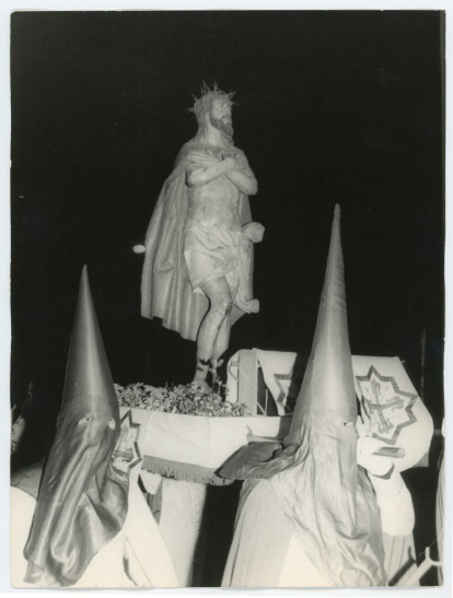 Paso del Cristo de las Mercedes en la procesión de Paz y Reconciliación del Miércoles Santo, alrededor de 1970.