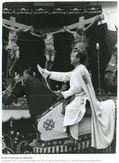 Lectura del Pregón del Sermón de las Siete Palabras, alrededor de 1970.