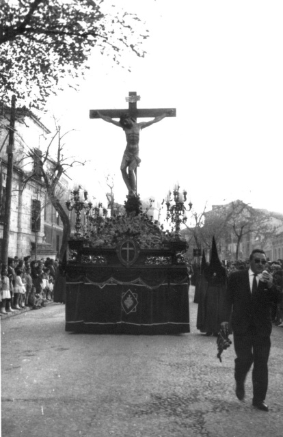 El Cristo de la Preciosísima Sangre en la Procesión del Jueves Santo en la calle Chancillería, 1961.