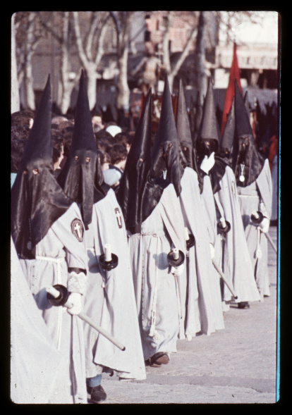 Cofrades de la Cofradía de la Sagrada Pasión de Cristo en procesión, alrededor de 1960.