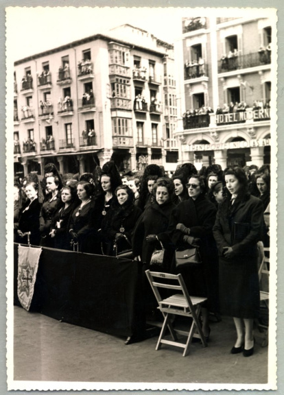 Manolas en el Sermón de las Siete Palabras, alrededor de 1960.