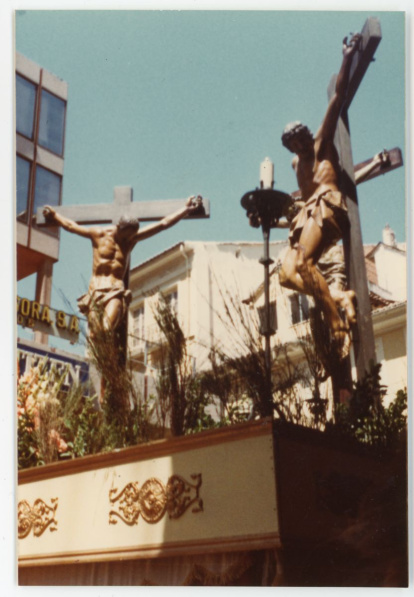 El paso El Señor entre los Ladrones en procesión en la calle Santiago, 1995.