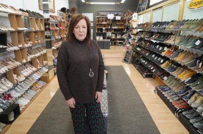 María José Álvarez, dueña de la zapatería Chismes, en la esquina con San Luis.