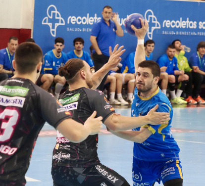 Una acción del partido entre el Recoletas y Puente Genil en Huerta del Rey.