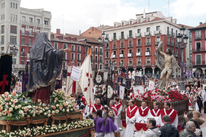 Procesión del Encuentro de Jesús Resucitado con la Virgen de la Alegría en Valladolid.
