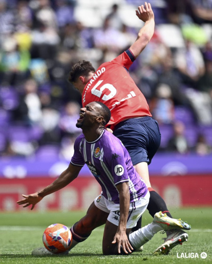 Herrando comete el penalti sobre Sylla que el blanquivioleta convertiría en gol.