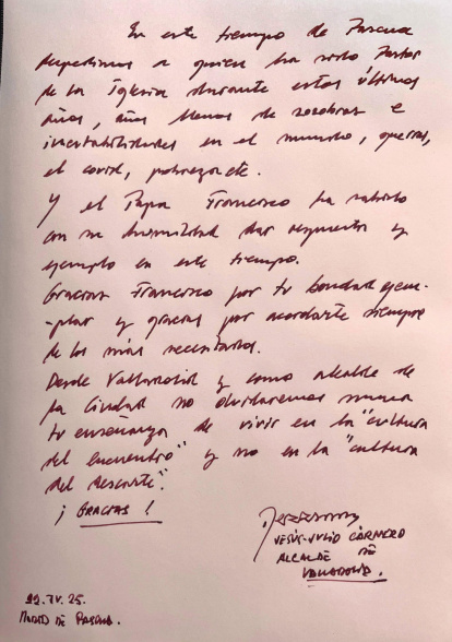 Pésame de Carnero en el libro de condolencias por la muerte del Papa Francisco