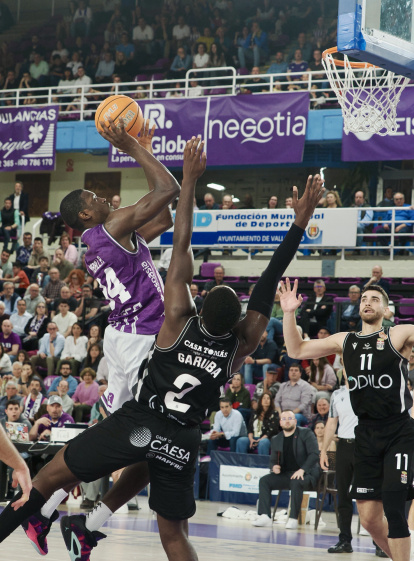 Mballa ganando la posición en la pintura ante Cartagena.