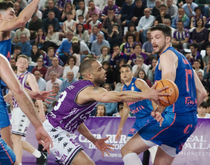 Imagen del UEMC Real Valladolid Baloncesto-Menorca, el partido que lleva al descenso.