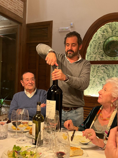 El bodeguero Luis Sanz rodeado de familia y amigos.