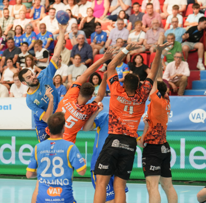 Miguel Martínez se eleva en suspensión y arma el brazo ante Torrelavega.