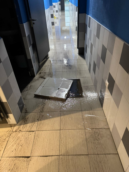 Una de las arquetas desbordadas en Canterac.