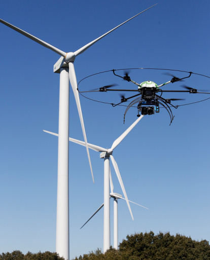 Aracnocóptero inspecciona los aerogeneradores de un parque eólico salmantino.