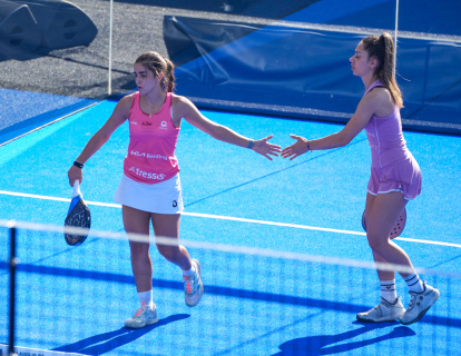 Bea Caldera junto a su compañera Carmen Goenaga en cuartos de final del Valladolid Premier Padel P2.