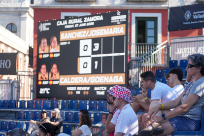 Público viendo a Bea Caldera en cuartos de final del Valladolid Premier Pádel P2.