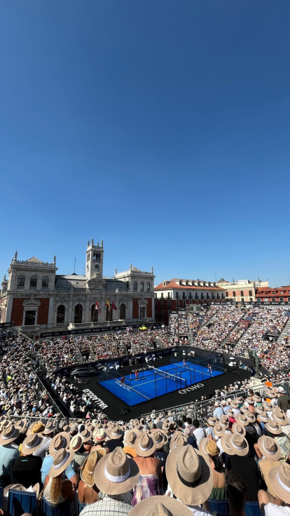 Pista de la Plaza Mayor de Valladolid llena para las semifinales masculinas del Valladolid Premier Pádel.