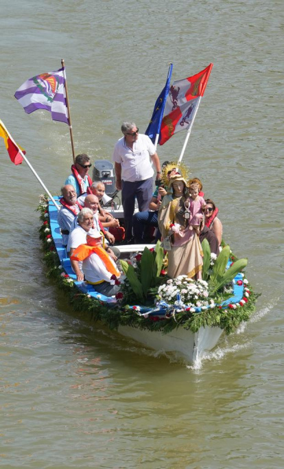 Procesión de la Virgen del Carmen por el río Pisuerga.