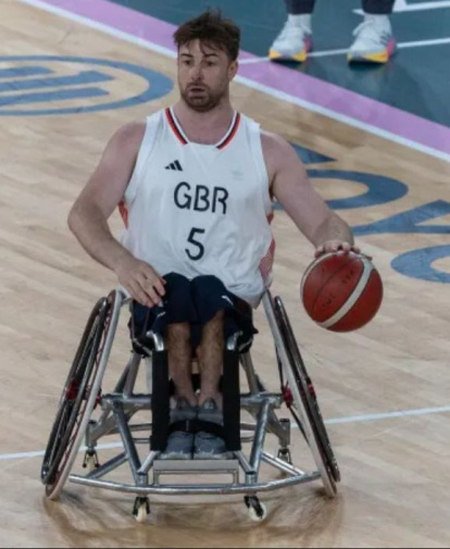 Simon Brown en una acción de un partido con la selección inglesa.
