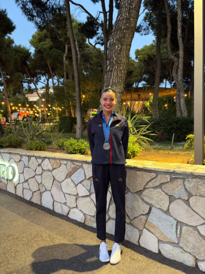 Marta Huidobro con la medalla de plata en Atenas.