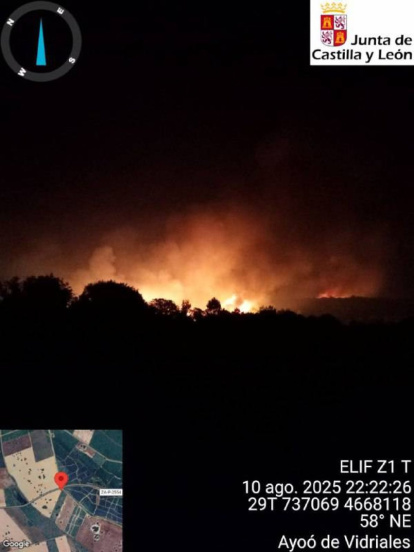 Operativo de extinción de incendios en Molezuela de Carballeda (Zamora).