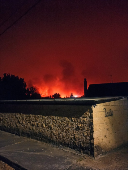 Avance del incendio de Yeres que asedia Las Médulas en León.