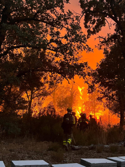 Operativo de extinción de incendios en Molezuela de Carballeda (Zamora).
