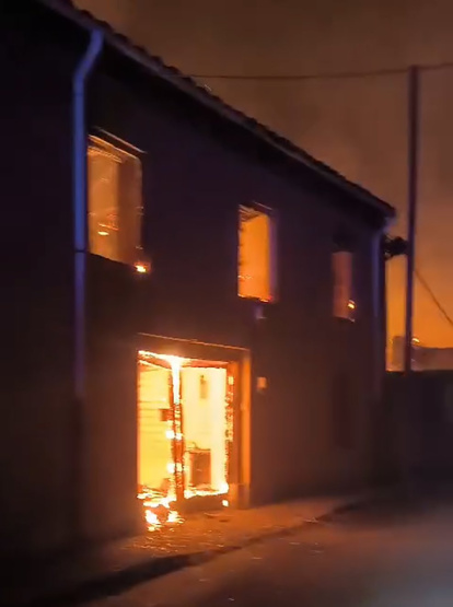 El incendio de Molezuelas arrasa el pueblo de Palacios de Jamuz, en León.