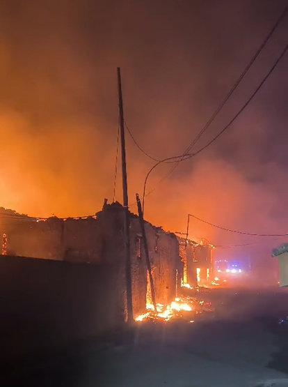El incendio de Molezuelas arrasa el pueblo de Palacios de Jamuz, en León.