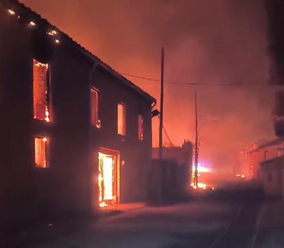 El incendio de Molezuelas arrasa el pueblo de Palacios de Jamuz, en León.