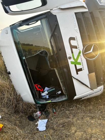 Accidente en Cabezón de Valderaduey donde el conductor del camión ha quedado atrapado en su interior.