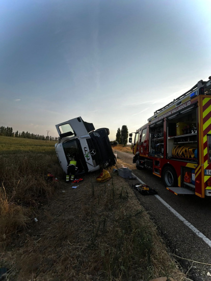 Accidente en Cabezón de Valderaduey donde el conductor del camión ha quedado atrapado en su interior.