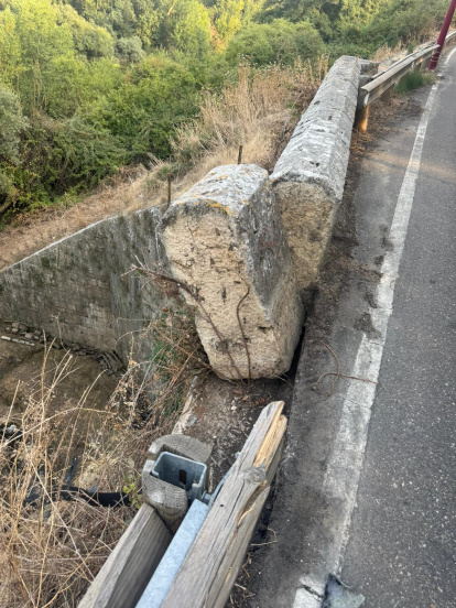 Imagen del puente dañado en el acceso a La Overuela.